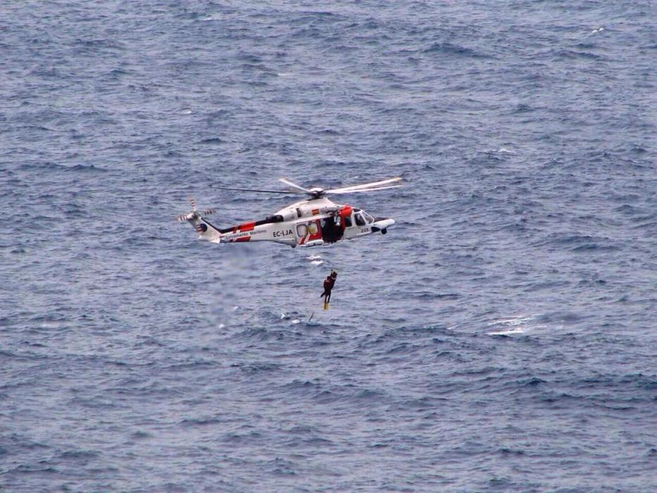 El helicóptero Helimer de Salvamento Marítimo prestó apoyo a los medios intervinientes en el dispositivo de rescate y sacó del agua a uno de los dos bomberos que se tiraron al agua. 
