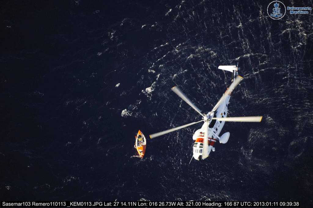 Rescate realizado esta mañana por el Helimer 210 a 47m al Sur de Los Cristianos.Foto tomada por el avión Sasemar 103 