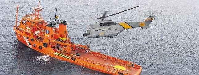 Un helicóptero Super Puma junto a una embarcación de Salvamento Marítimo durante unas maniobras en la capital grancanaria. | la provincia / dlp